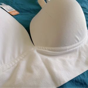 3 FOR $40: NWT beautifully cut soft wireless Warner bra